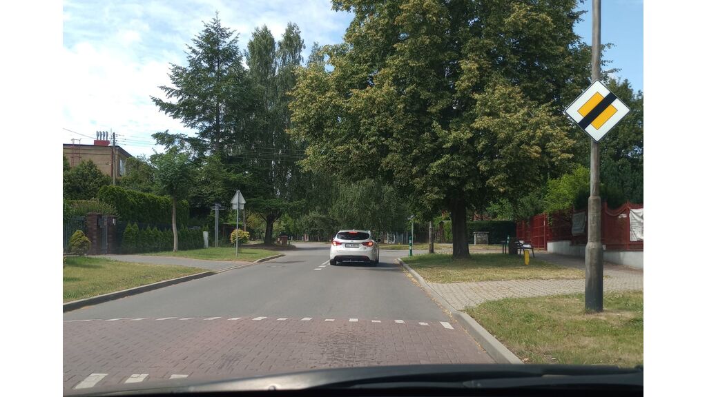 Czy obowiązuje Cię zakaz wyprzedzania pojazdu silnikowego jadącego jezdnią na skrzyżowaniu ?