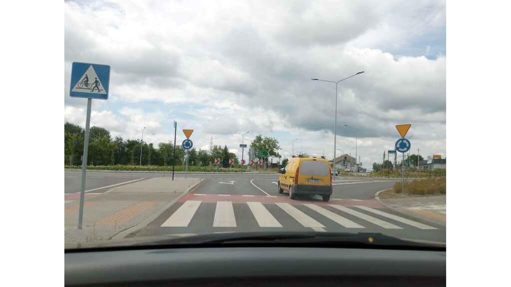 Czy w tej sytuacji, przy zachowaniu szczególnej ostrożności, wolno Ci wyprzedzić poprzedzający pojazd na najbliższym skrzyżowaniu ?