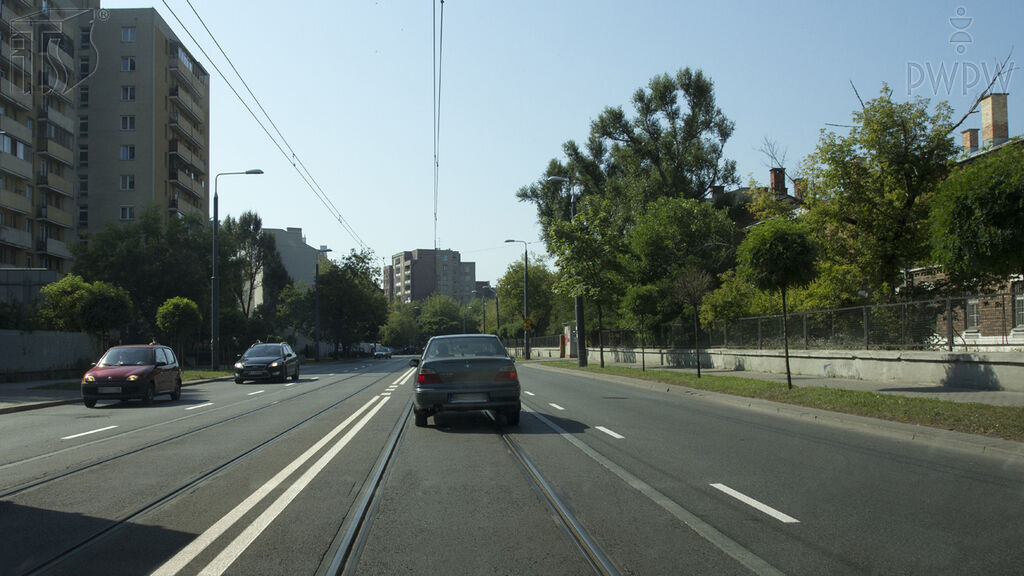 Czy w tej sytuacji na obszarze zabudowanym, jesteś obowiązany powstrzymać się od wyprzedzania poprzedzającego pojazdu z jego prawej strony ?