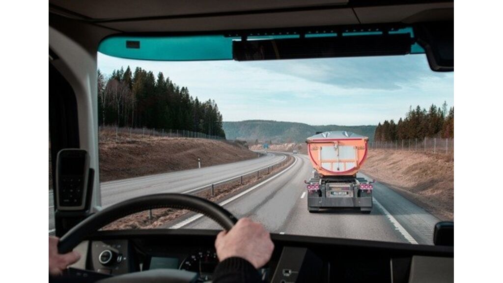 Czy w takiej sytuacji, kierując na drodze ekspresowej samochodem ciężarowym o maksymalnej masie całkowitej przekraczającej 3,5 t., wolno Ci wyprzedzić inny pojazd samochodowy poruszający się z prędkością 75 km/h?