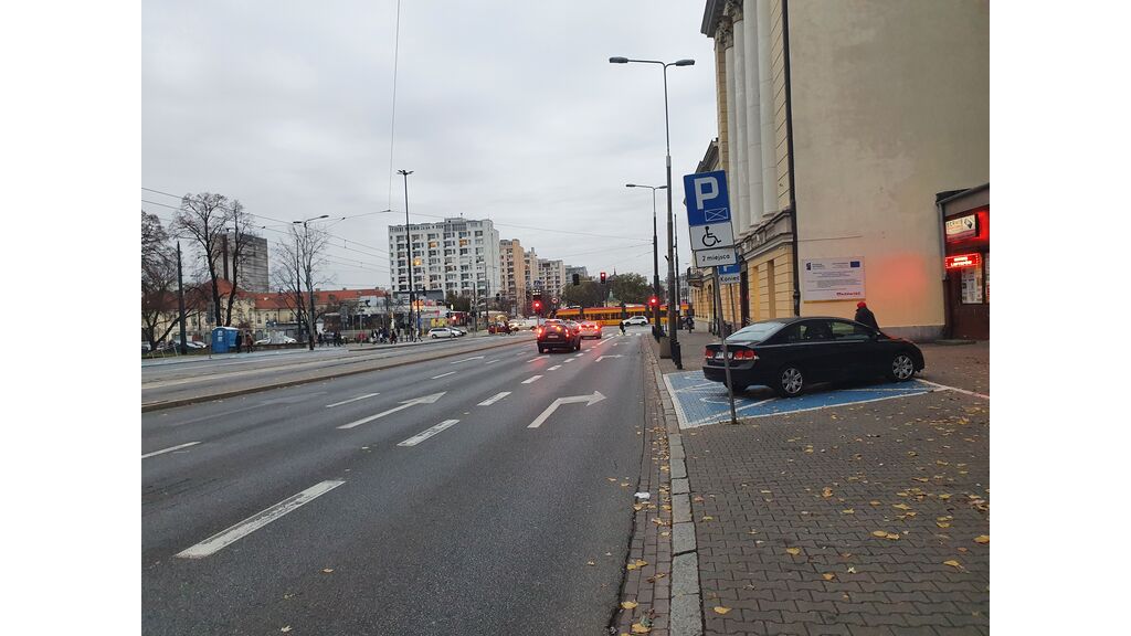 Czy obowiązuje Cię zakaz postoju na tak oznakowanym stanowisku, jeżeli przewozisz pojazdem osobę niepełnosprawną legitymującą się kartą parkingową ?