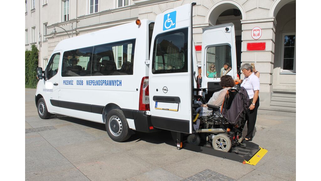 Czy kierując pojazdem konstrukcyjnie przeznaczonym do przewozu osób niepełnosprawnych, masz obowiązek włączyć światła awaryjne podczas wsiadania lub wysiadania osoby niepełnosprawnej ?