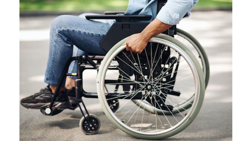 Czy skręcając pojazdem w drogę poprzeczną, jesteś obowiązany ustąpić pierwszeństwa osobie poruszającej się w wózku inwalidzkim przejeżdżającej na skrzyżowaniu jezdnię drogi, na którą wjeżdżasz ?