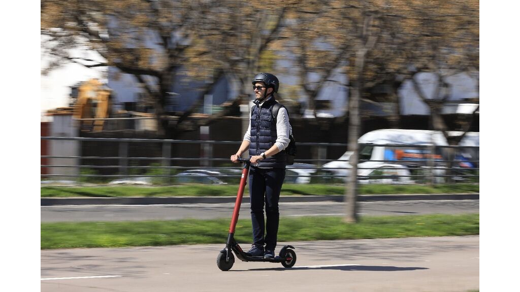 Czy wolno Ci jadąc jezdnią kierować hulajnogą elektryczną z prędkością 30 km/h ?