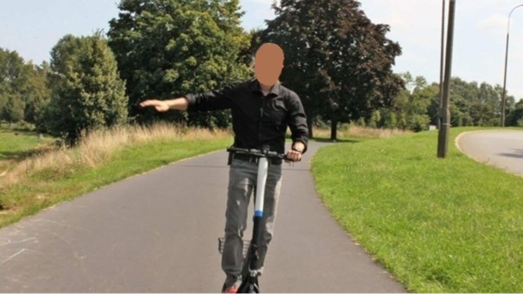 Czy zmieniając pas ruchu lub kierunek jazdy hulajnogą elektryczną, masz obowiązek zawczasu i wyraźnie sygnalizować zamiar wykonania tego manewru przez wyciągnięcie ręki w odpowiednią stronę ?