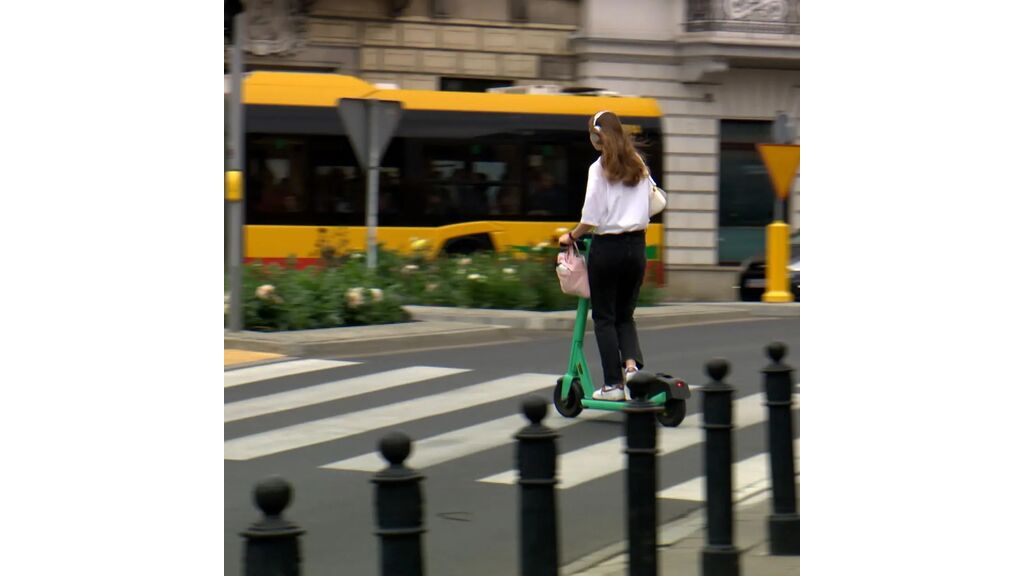 Czy, zachowując szczególną ostrożność, wolno Ci przejechać przez jezdnię hulajnogą elektryczną po przejściu dla pieszych?