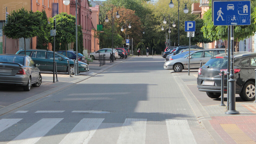 Czy kierujący pojazdem poruszający się w strefie oznaczonej tym znakiem widząc pieszego przechodzącego przez jezdnię poza przejściem dla pieszych ma obowiązek ustąpienia mu pierwszeństwa?