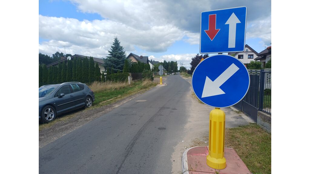 Czy ten znak informacyjny oznacza, że masz pierwszeństwo przed pojazdem nadjeżdżającym z przeciwnej strony?