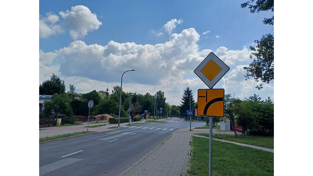 Zamierzasz jechać na wprost przez skrzyżowanie. Czy masz obowiązek ustąpienia pierwszeństwa pojazdowi, który może nadjechać z prawej strony?