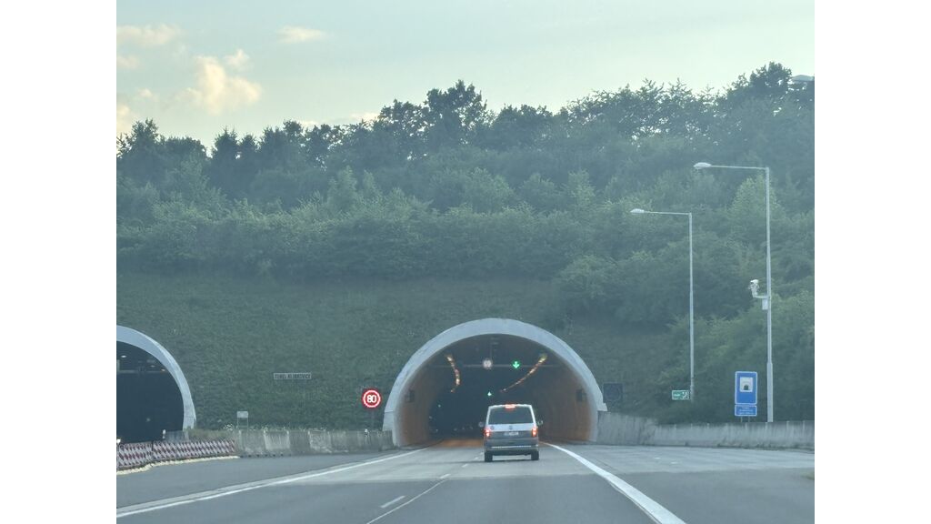 Czy kierując poza obszarem zabudowanym w tunelu o długości przekraczającej 500 m samochodem o dopuszczalnej masie całkowitej do 3,5 t masz obowiązek zachować odstęp od pojazdu poprzedzającego nie mniejszy niż 50 m?