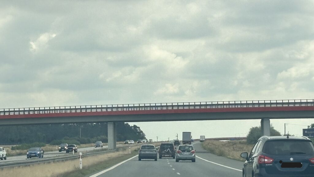 Czy podczas kierowania samochodem osobowym na autostradzie z maksymalną dozwoloną prędkością masz obowiązek utrzymać odstęp za pojazdem jadącym na tym samym pasie ruchu wynoszący nie mniej niż 70 m?