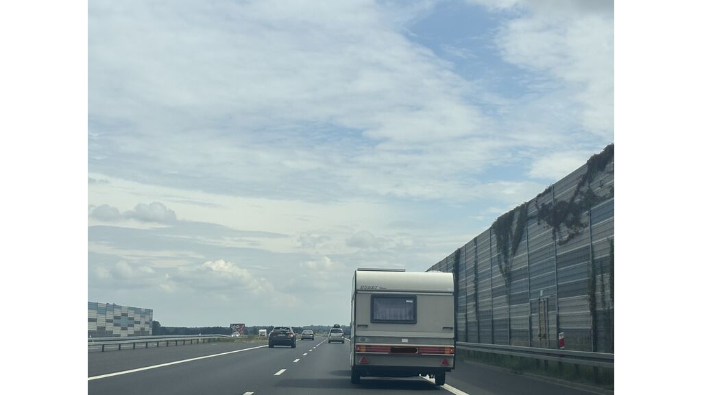 Czy na autostradzie dozwolone jest wyprzedzanie przez kierującego zespołem pojazdów o długości powyżej 7 m, składającym się z samochodu osobowego i przyczepy lekkiej ?