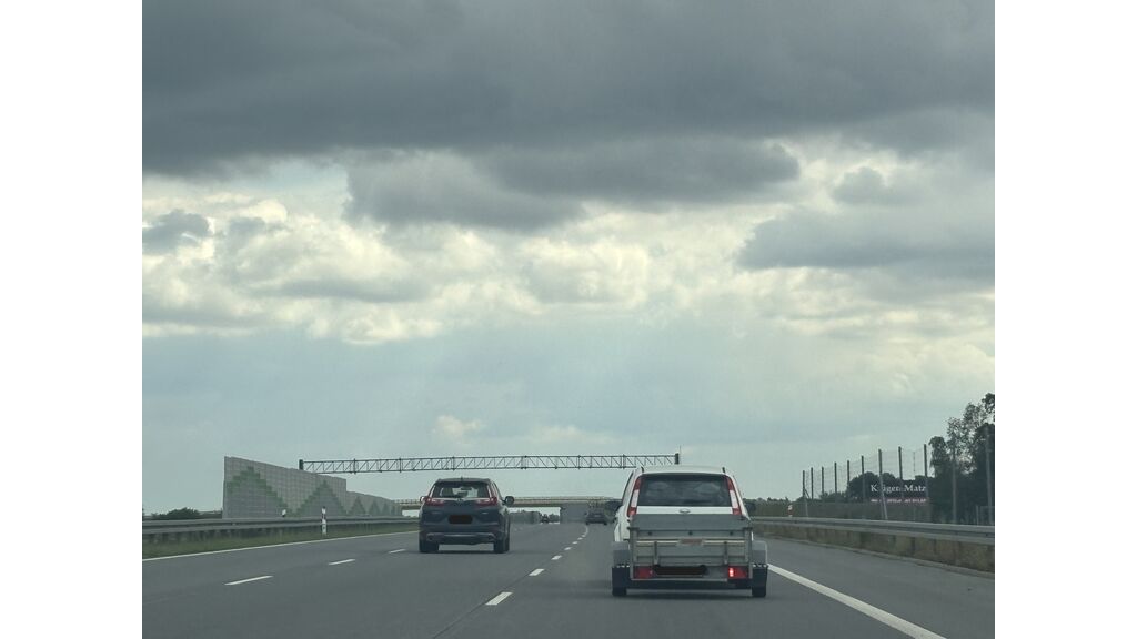 Czy w przedstawionej sytuacji jadąc autostradą samochodem ciężarowym o maksymalnej masie całkowitej przekraczającej 3,5 t możesz wyprzedzić zespół pojazdów poruszający się z nieznacznie mniejszą prędkością od Twojej ?
