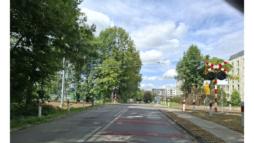 Czy w tej sytuacji zbliżasz się do przejazdu kolejowego jednotorowego ?