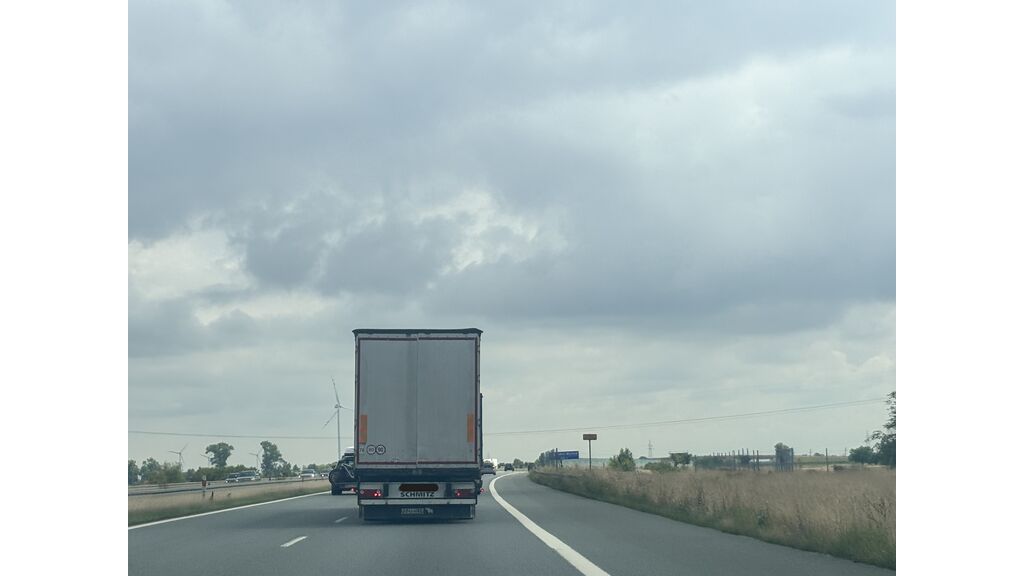 Czy podczas kierowania samochodem osobowym z przyczepą na drodze ekspresowej dwujezdniowej z maksymalną dozwoloną prędkością masz obowiązek utrzymać odstęp za pojazdem na tym samym pasie ruchu wynoszący nie mniej niż 40 m