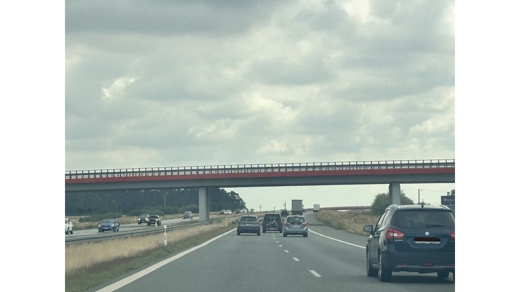 Czy podczas wyprzedzania po zmianie pasa ruchu masz obowiązek wyłączyć kierunkowskaz?