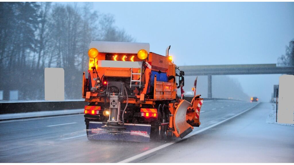 Czy kierujący samochodem ciężarowym o maksymalnej masie całkowitej większej niż 3,5 t poruszając się po autostradzie może wyprzedzić widoczny na zdjęciu pojazd, który wykonuje prace porządkowe i wysyła żółte sygnały błyskowe?