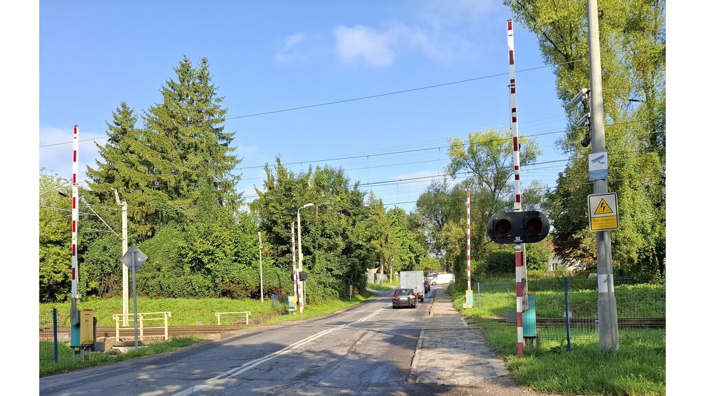 Czy w tej sytuacji możesz wjechać na przejazd kolejowy jeżeli widzisz, że po drugiej stronie przejazdu nie ma miejsca do kontynuowania jazdy ?