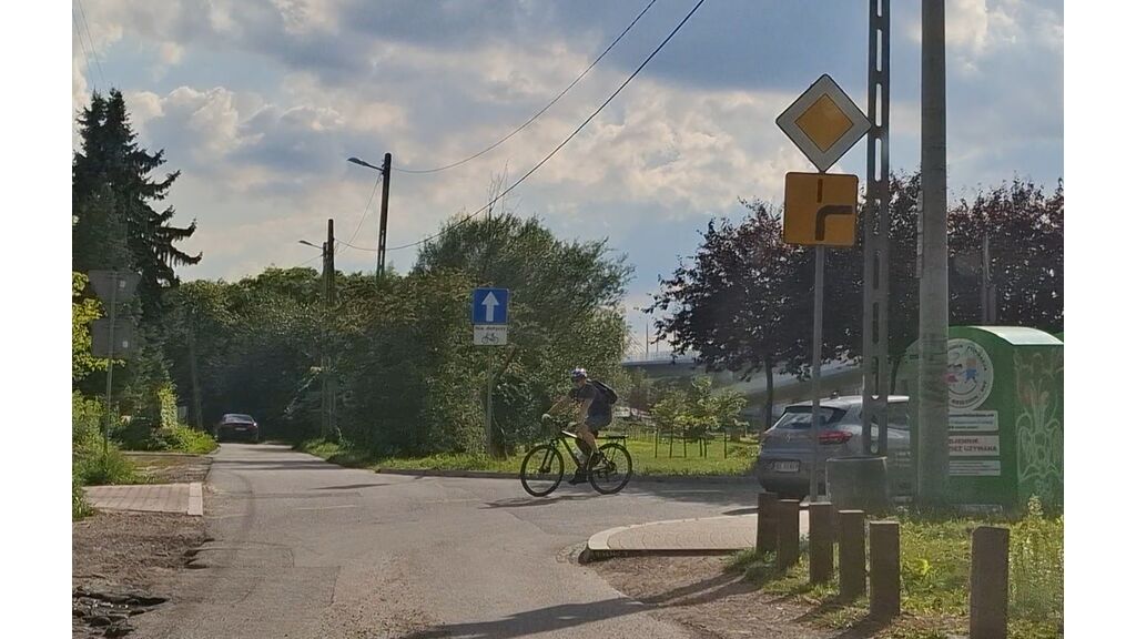 Czy w tej sytuacji jadąc na wprost masz pierwszeństwo przed rowerzystą?
