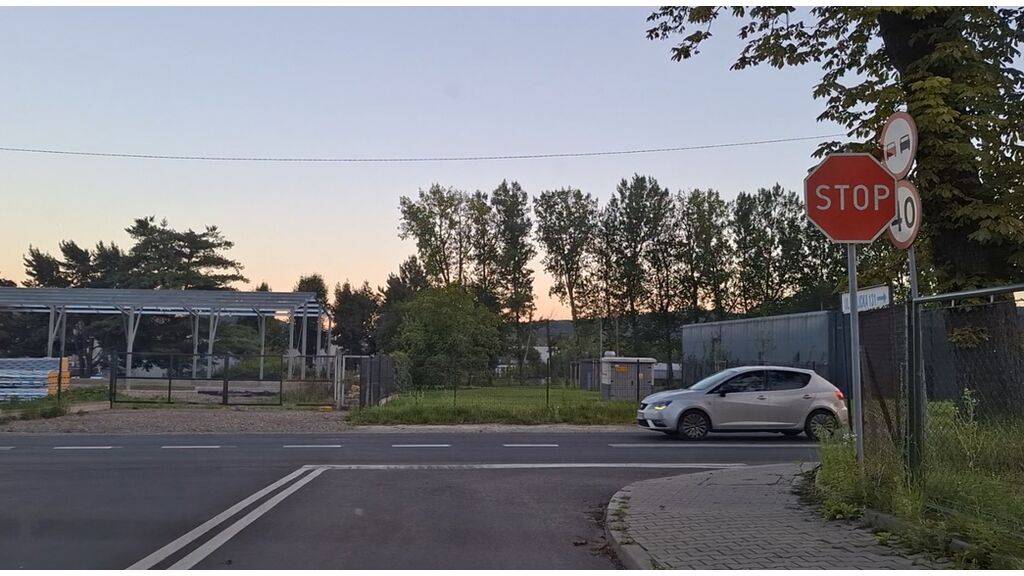 Czy w tej sytuacji, w związku z obowiązkiem ustąpienia pierwszeństwa pojazdowi z prawej strony, masz obowiązek zatrzymać się przed znakiem STOP a następnie przed linią zatrzymania ?