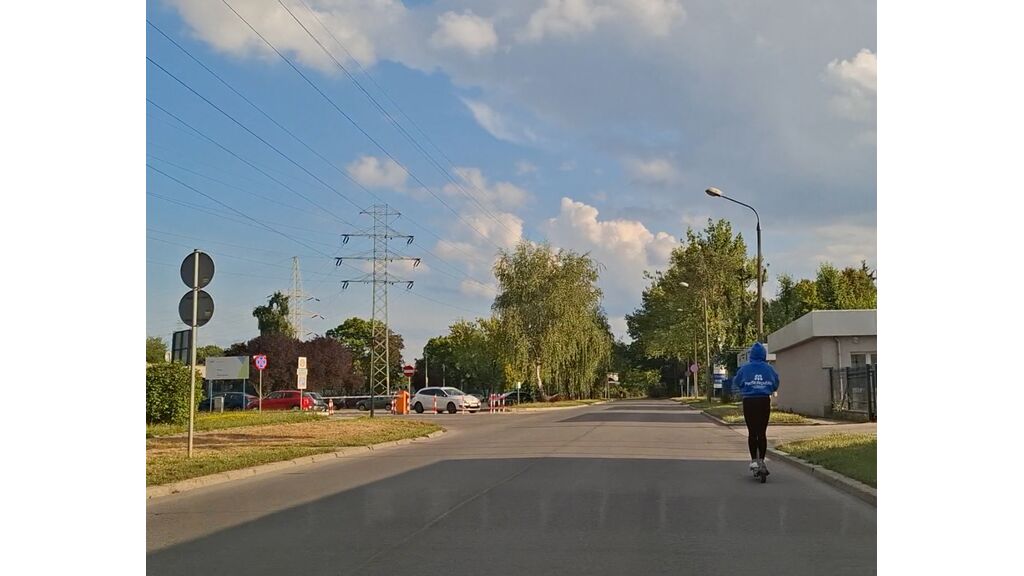 Czy przy wyprzedzaniu hulajnogi elektrycznej wystarczające jest zachowanie 0,5m odstępu bocznego ?