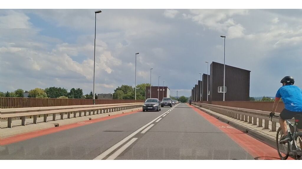 Czy wyprzedzając rower jadący pasem ruchu dla rowerów musisz zachować od niego odstęp boczny o wielkości co najmniej 1m ?