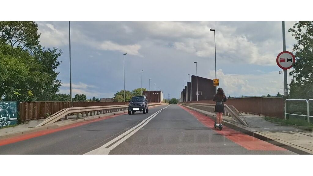 Czy w tej sytuacji wolno Ci wyprzedzić hulajnogę elektryczną ?