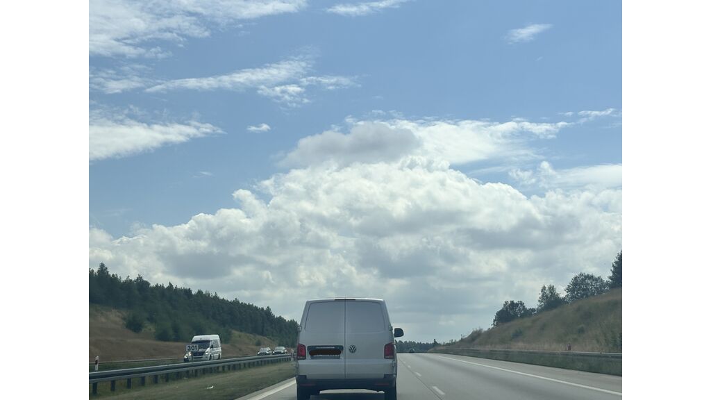 Czy podczas wyprzedzania z prawej strony na drodze ekspresowej dwujezdniowej samochodem osobowym z przyczepą możesz przekroczyć prędkość 80 km/h?