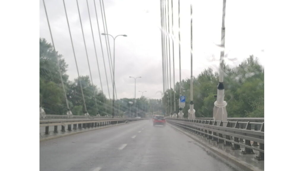 Czy wjeżdżając na most po ustaniu opadów atmosferycznych, przy doborze prędkości, powinieneś wziąć pod uwagę, że nawierzchni drogi może być mokra dłużej niż na innych odcinkach drogi ?