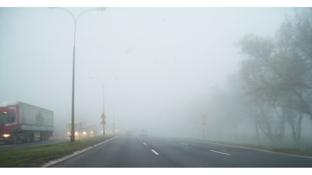 Czy kierując pojazdem w czasie mgły, dla zachowania szczególnej ostrożności powinieneś dostosować prędkość do widoczności drogi i zachować odpowiedni odstęp od poprzedzającego pojazdu?”