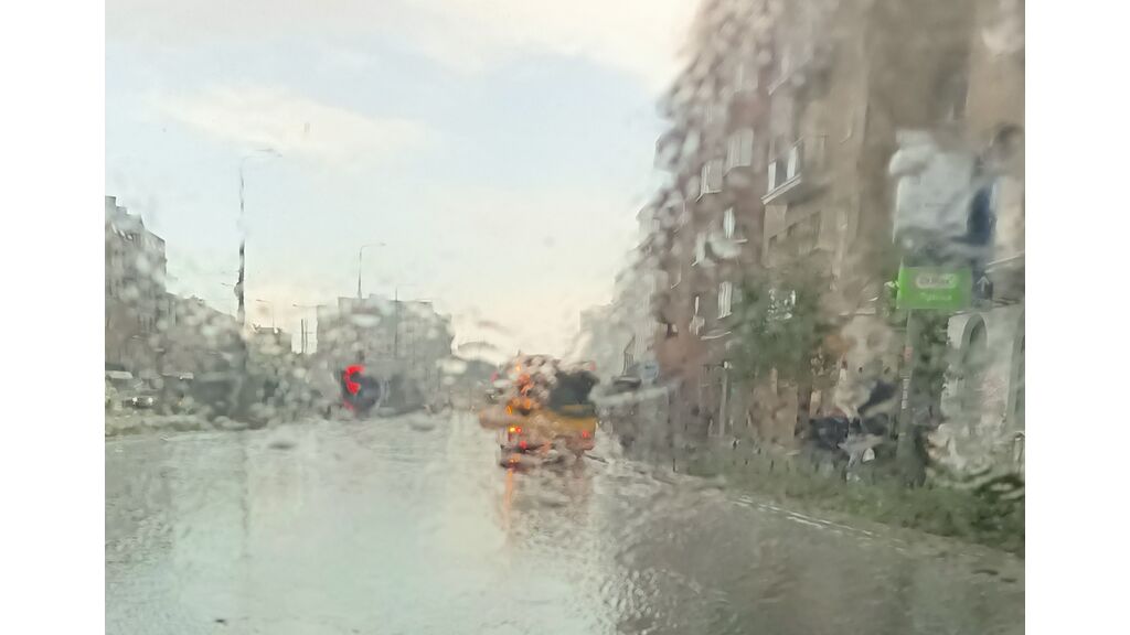 Czy w tych warunkach powinieneś kierować pojazdem z wykorzystaniem limitu prędkości 50 m/h w obszarze zabudowanym?