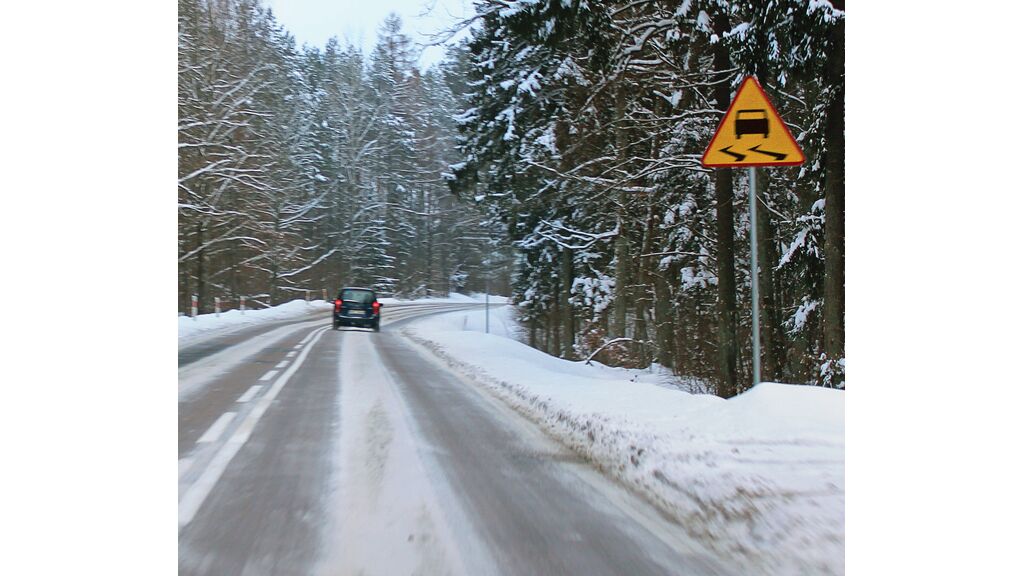 Czy w przestawionej sytuacji kierujący pojazdem powinien liczyć się z koniecznością dodatkowego zmniejszenia prędkości ?