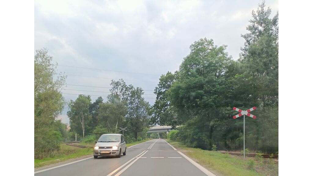 Czy kierujący pojazdem, zbliżając się do widocznego przejazdu kolejowego, powinien jechać z prędkością zapewniającą możliwość zatrzymania pojazdu przed tym przejazdem ?