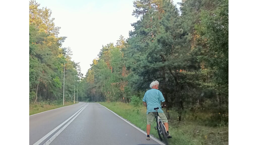 Czy niezachowanie  odpowiedniego odstępu podczas wyprzedzania rowerzysty może doprowadzić rowerzystę do utraty panowania nad swoim pojazdem oraz innych poważnych konsekwencji?