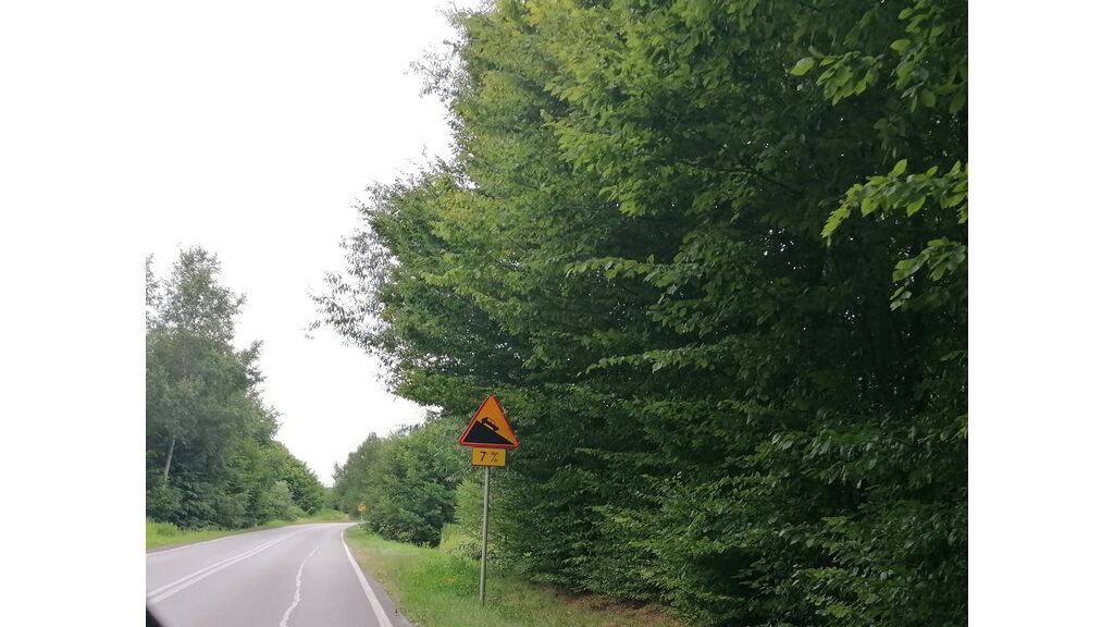 Czy kierujący pojazdem, jadąc drogą za tym znakiem drogowym, powinien mieć świadomość wydłużenia drogi hamowania?