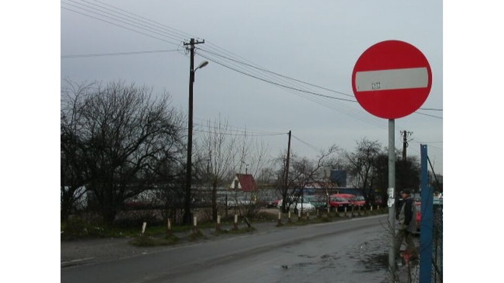 Czy przewożąc osobę niepełnosprawną legitymującą się kartą parkingową wolno Ci wjechać na drogę oznaczoną tym znakiem?