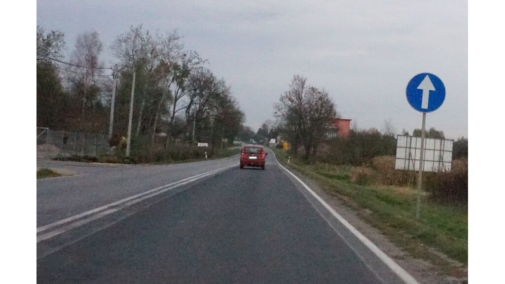 Czy przewożąc osobę niepełnosprawną legitymującą się kartą parkingową wolno Ci na tym skrzyżowaniu skręcić w drogę znajdującą się po lewej stronie?