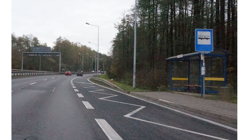 Czy, przewożąc osobą niepełnosprawną legitymującą się kartą parkingową, masz prawo zatrzymać się na widocznym przystanku?