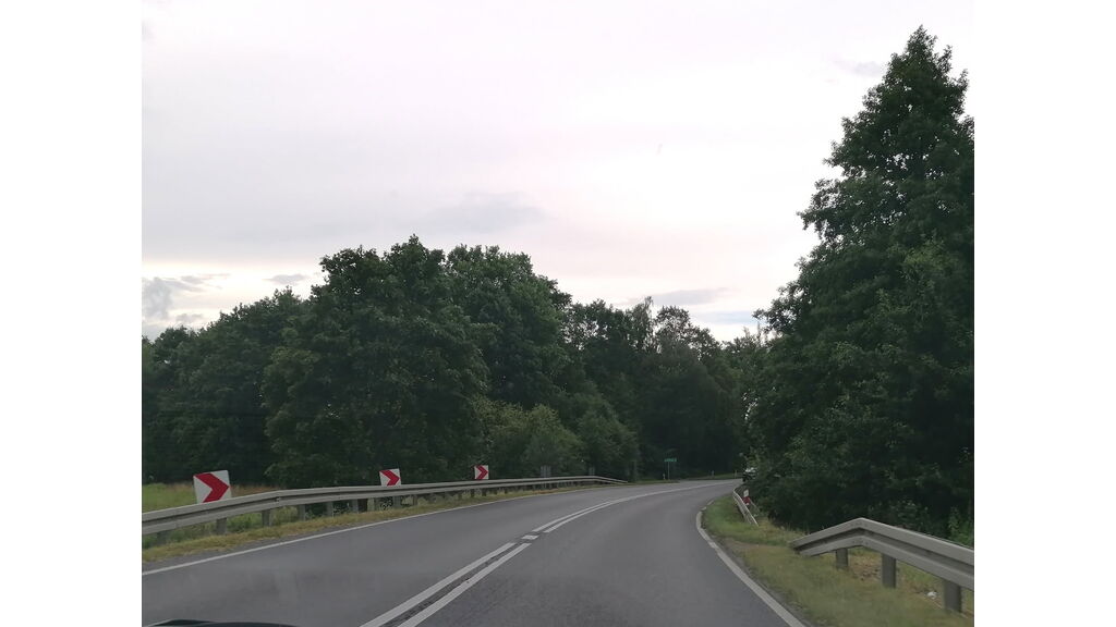 Czy nadmierna prędkość, przy wjeździe w widoczny zakręt, może spowodować utratę panowania nad pojazdem?