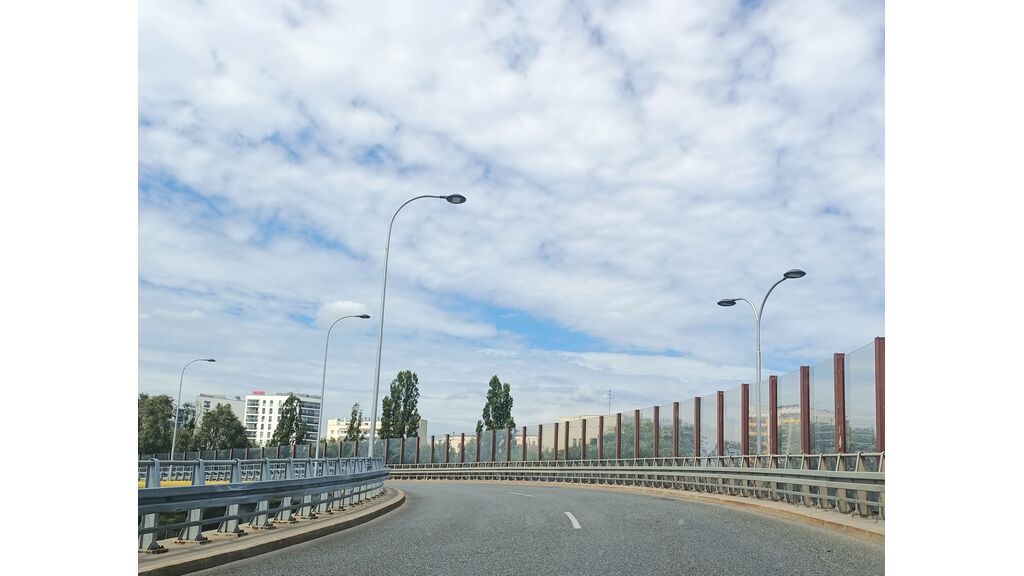 Czy nadmierna prędkość przy wjeździe w taki zakręt, może spowodować utratę panowania nad pojazdem, nawet w przypadku suchej nawierzchni jezdni?