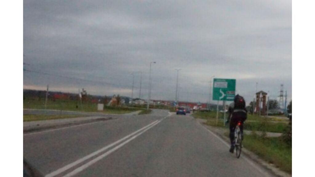 Czy w przedstawionej sytuacji, podejmując decyzję o wyprzedzaniu rowerzysty,  masz obowiązek wziąć pod uwagę konieczność zachowania odstępu bocznego co najmniej  1 m, nawet gdyby Twoim zdaniem odstęp mniejszy byłby bezpieczny ?