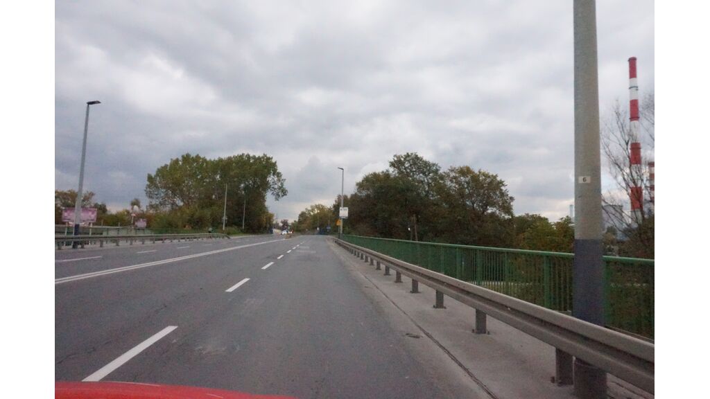 Czy na tej dwukierunkowej jezdni na obszarze zabudowanym, dopuszczalne jest wyprzedzanie z prawej strony?