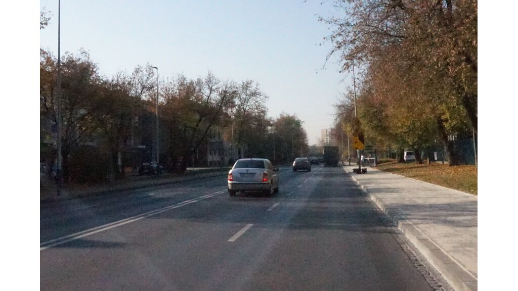 Czy w przedstawionej sytuacji, na obszarze zabudowanym, wolno Ci wyprzedzić pojazd z jego prawej strony?