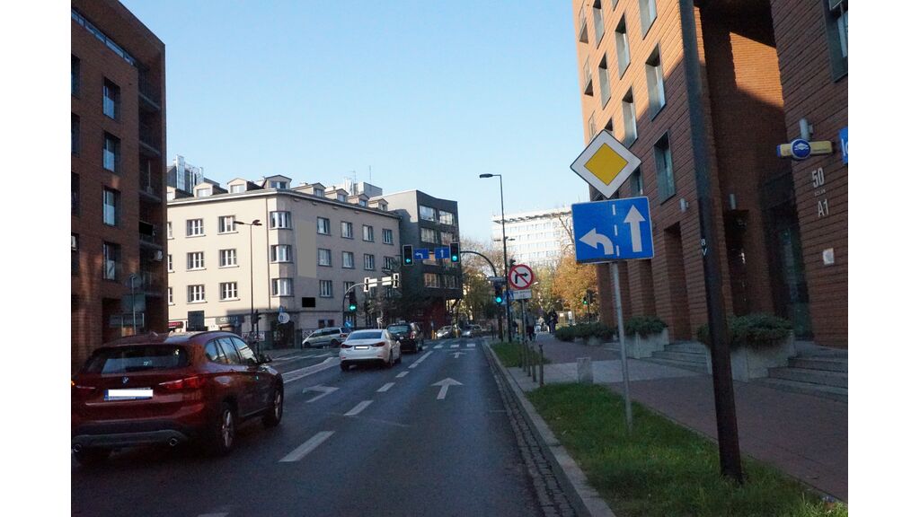 Czy w przedstawionej sytuacji, jadąc prawym pasem ruchu zabronione jest wyprzedzanie pojazdów jadących sąsiednim pasem ruchu ?