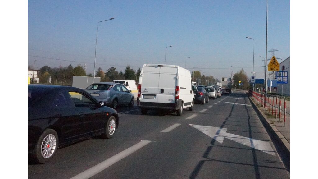Czy w przedstawionej sytuacji chcąc zrealizować tzw. zasadę suwaka możesz wyprzedzić jadące obok samochody?