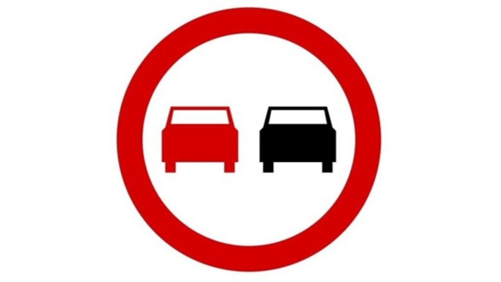 Czy prowadząc pojazd silnikowy obowiązuje Cię za tym znakiem zakaz wyprzedzania autobusu?