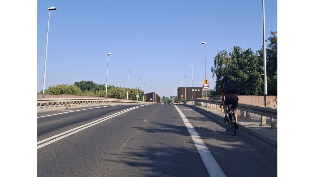 Czy w przedstawionej sytuacji obowiązuje przepis dotyczący zachowania minimalnego odstępu 1 m przy wyprzedzaniu rowerzysty ?