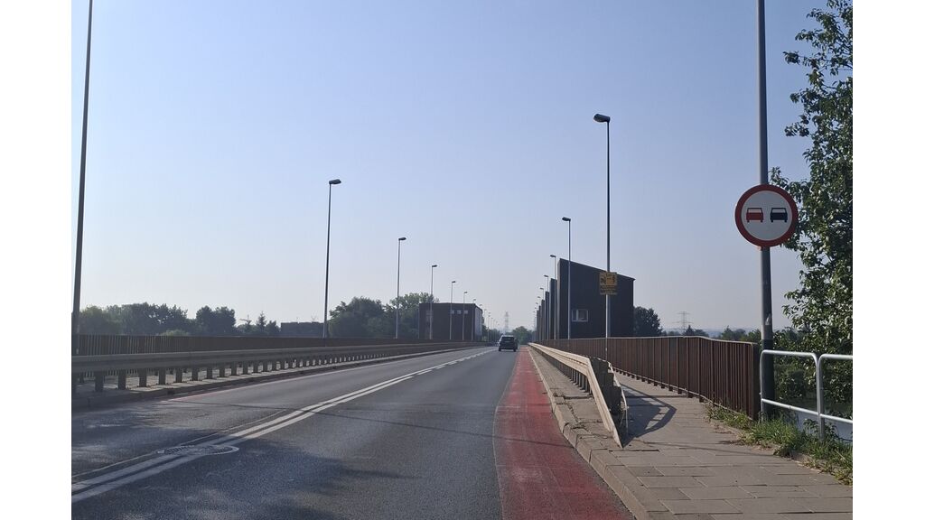 Czy na tak oznakowanej jezdni dopuszczalne jest wyprzedzanie motoroweru?