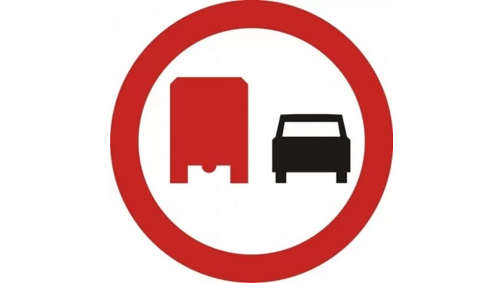 Czy kierując samochodem ciężarowym o dopuszczalnej masie całkowitej przekraczającej 3,5 t wolno Ci za tym znakiem wyprzedzić motocykl jednośladowy?