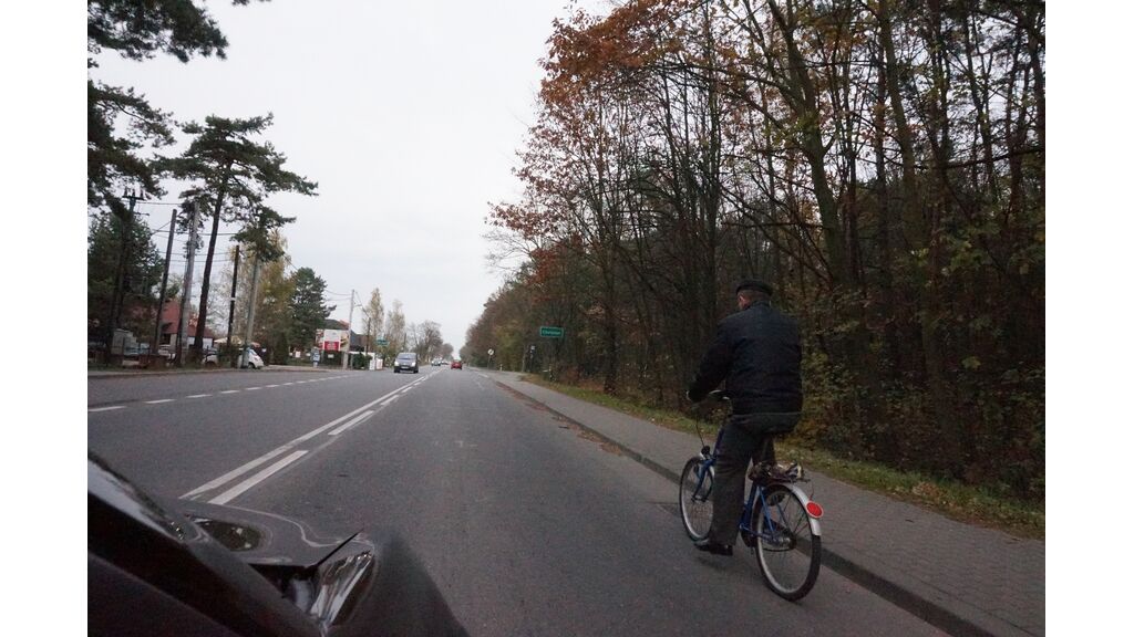 Czy w przedstawionej sytuacji jesteś zwolniony z obowiązku zachowania odstępu co najmniej 1 m podczas wyprzedzania rowerzysty ?